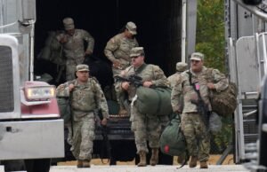 A Guarda Nacional nos Estados Unidos aparece para a guerra legal