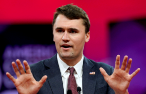 Presidente do condado de Loudoun, criticando o presidente Kirk enquanto mostrava compaixão por sua família