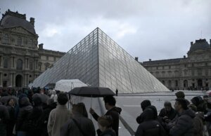 O museu do Louvre é fechado após a iluminação das joias preciosas