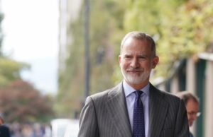 O rei implora o “compromisso comum de proteger a democracia contra a” ressurreição do povo “