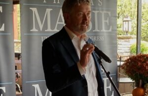 Trump instou as focas bebedoras a enfrentarem desafios. Thomas Massie na Primária de Kentucky