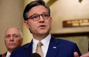 Mike Johnson fala sobre o desligamento do governo se a ligação continuar