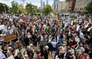 Manifestações eclodiram em torno de Trump, centenas de pessoas sob a bandeira “não” rei “