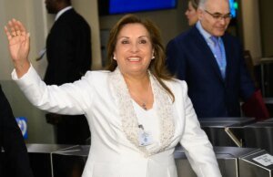O Congresso das Peruresses escolhe a presidente Dina Boluarte em protestos e humilhações