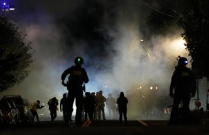 O sargento da polícia de Portland critica os manifestantes da oposição após confrontos no gelo
