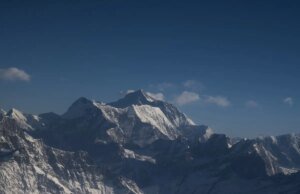 Uma forte tempestade de neve amaldiçoou centenas de espiões perto do Monte Everest