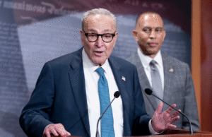 A pressão do fechamento do governo espera aumentar os democratas, Rachel, repele