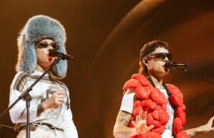 CA7riel e Paco Paco conquistaram 15 mil fãs em show próximo: piscadela para um pequeno escritório, beijos e presentes para seus fãs
