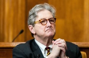 A República do Senado acusa os democratas vinculando ajuda estrangeira abrindo o governo