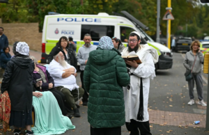 Esfaquear e o ônibus na sinagoga foram localizados fora da sinagoga, deixou dois mortos para Yom Kippur
