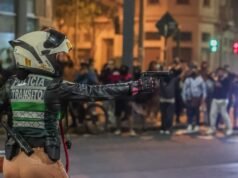 Ministro do Interior sobre imagem viral de polícia apontando armas para manifestantes: “Eles devem se proteger”