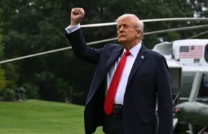 Ramo de Troeisury que considera US $ 1 dinheiro e inclui a imagem de Trump para o 25º aniversário da América