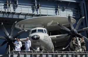 Trump comemora o 25º aniversário da Marinha no centro do fechamento do governo