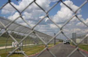 Dois presos em julho em tiroteio fora do centro de imigração do Texas não enfrentam novas acusações