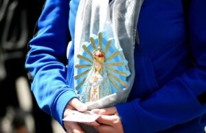 Dia dos Jovens para Luuron 2025: Milhares viajaram expressando fé religiosa