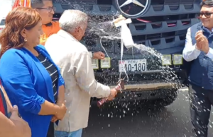 César Acuña termina com bebidas alcoólicas quando há uma máquina de escrever em Trujillo: as autoridades riram do público