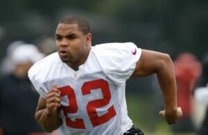 A estrela da NFL Doug Martin morreu enquanto trabalhava na força policial de Oakland