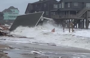 Um prédio de praia entrou em colapso no Atlantic Tsom com o canal externo de Banks