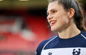 Equipe Barbie com Maher de Maher para ajudar a manter a garota nos esportes