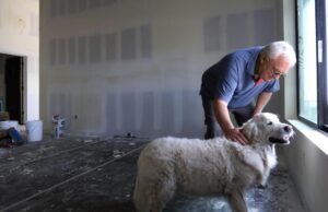 Ele é o primeiro a construir uma casa em Altadena, e ele contou seu dinheiro de ouro