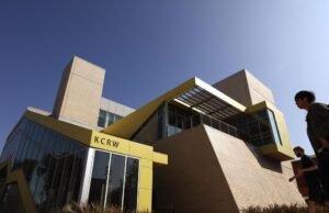 Kcrw anunciou cortes de pessoal, incluindo os principais DJs