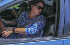 Apresentadora: Katie Porter se torna uma chefe sensata. Os eleitores deveriam saber que não devem contratá-lo novamente