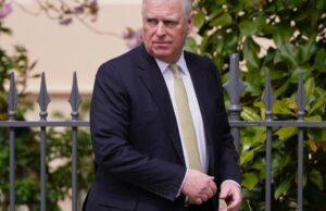 Príncipe Andrew diz que perdeu o título de York, mas Epstein nega as acusações