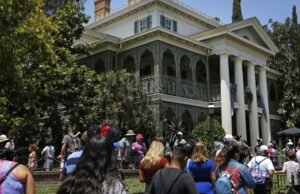 Visitantes da Disneylândia morreram após andarem no cruel prédio. Especialistas dizem que a morte dos Parks é rara