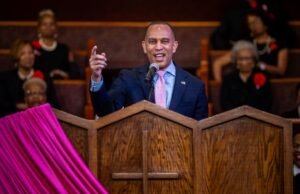 Hakeem Jeffries fez campanha por 50 propostas na igreja La Black