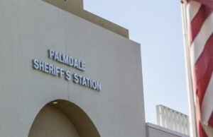A mãe de Palmdale foi acusada do assassinato de Fenteryas Fesational