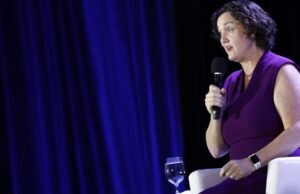 A representante da deputada Katie Porter expressou a tristeza de sua atitude em relação aos danos destrutivos do vídeo