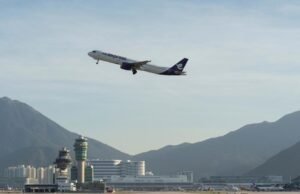 Avião de carga cai da rodovia de Hong Kong no mar e mata duas pessoas