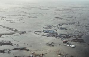 O Alasca está trabalhando para acabar com a tempestade que resgatou o helicóptero e o avião da aeronave histórica