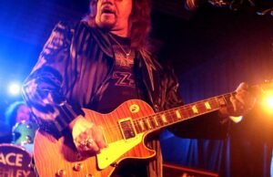 Ace FreHley, guitarrista original com beijo de rock teatral, morre aos 74 anos