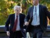 John Bolton chega ao tribunal para se entregar às autoridades em caso de informações confidenciais