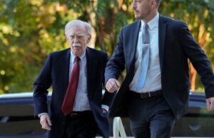John Bolton chega ao tribunal para se entregar às autoridades em caso de informações confidenciais