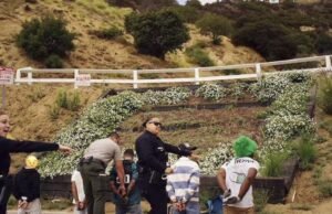 Seis pessoas que tentaram pendurar um banner no sinal de Hollywood preso