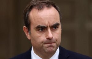 Os viajantes franceses em muitas horas depois que o governo recebeu, coletou a França com agitação política