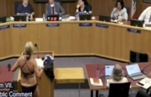 As mulheres não têm base de reunião no Conselho da Califórnia do Gabinete da Califórnia contra a política de transgêneros