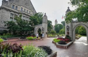 Responsabilidades da Universidade de Indiana dos professores que se recusaram a interromper a notícia