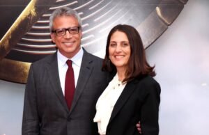 Warner Bros. atualiza o acordo para o chefe do filme após a idade
