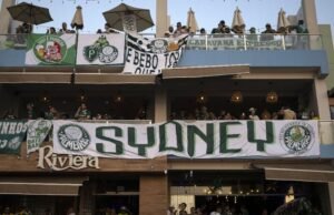 Torcedores do Palmeiras levantam legalmente a bandeira nacional para torcer por seu time antes da final da Copa Libertadores de 2025