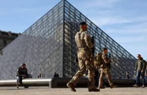 A Procuradoria de Paris ordenou a prisão de mais quatro pessoas supostamente ligadas ao roubo do Louvre