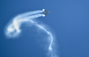 Armênia suspende caças após queda no Dubai Airshow