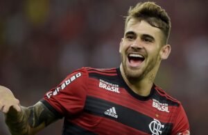 Felipe Vizeu apareceu no Estádio Monumentium para comemorar o título do Flamengo na COPA Libertadores 2020