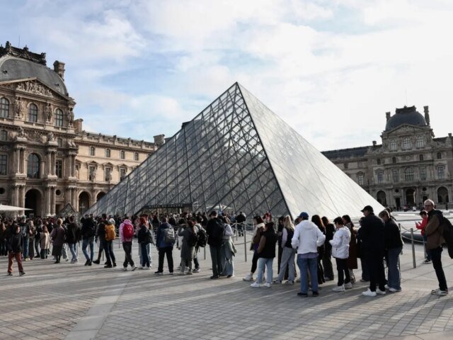 Brazen-Louvre-jewel-heist-attributed-to-small-time-criminals-prosecutor-reveals.jpg