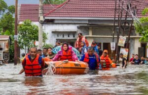23 mortos e mais de uma dúzia de desaparecidos após deslizamentos de terra e inundações em Sumatra