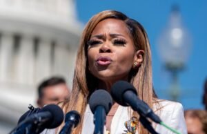 Um juiz federal ordenou US$ 60.000 para o centro de poder da deputada Sheila Cherfilus-McCormick
