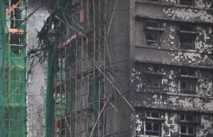 Incêndio em prédio residencial em Hong Kong matou pelo menos 94 mortos, busca e resgate