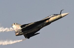Chefe Hal verifica a segurança do avião Tejas após acidente no Dubai Airshow